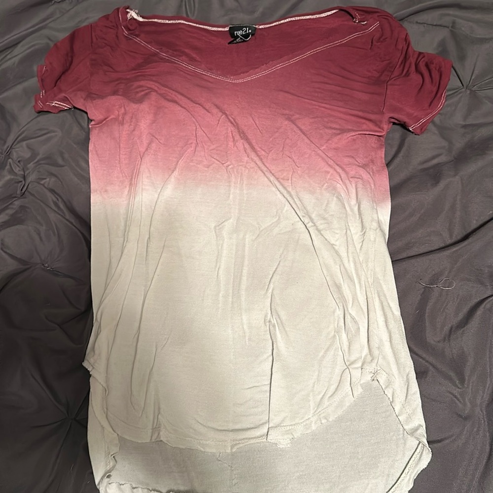 rue21 women’s medium t-shirt burgandy fade into white